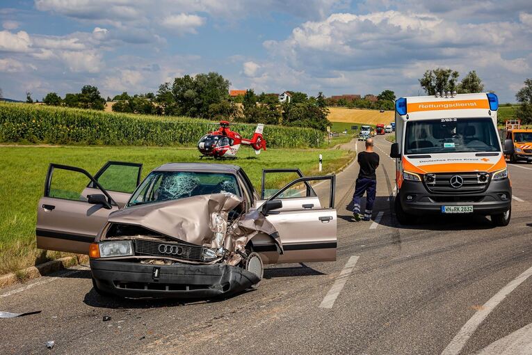 Lkw-Fahrer missachtet Vorfahrt: Vier Menschen schwer verletzt