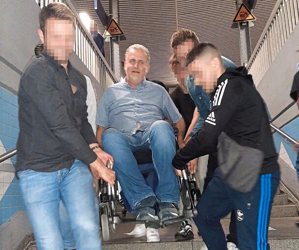 Sieht lustig aus (und die Träger hatten ihren Spaß), ist es aber nicht: Nur weil er im Rollstuhl sitzt, ist Frank Haueisen auf Hilfe angewiesen. Foto: privat