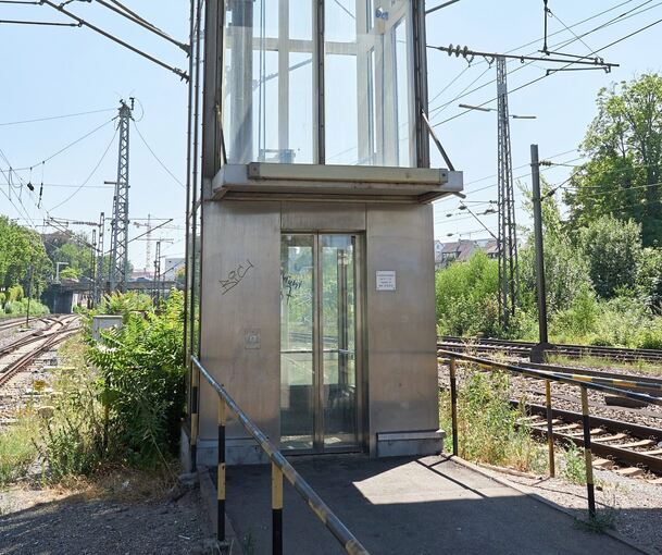 Der Aufzug führt von Bahnsteig 2/3 hoch zum Francksteg. Er ist der einzige Ausweg für Gehbehinderte, wenn die Aufzüge der Deutschren Bahn nicht funktionieren. Und das kommt öfter vor. Foto: Andreas Becker