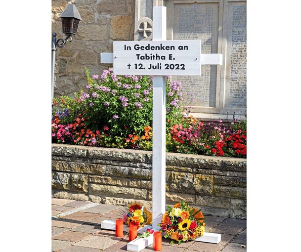 Unbekannte haben ein Kreuz in Gedenken an Tabitha auf dem Kirchplatz aufgestellt.