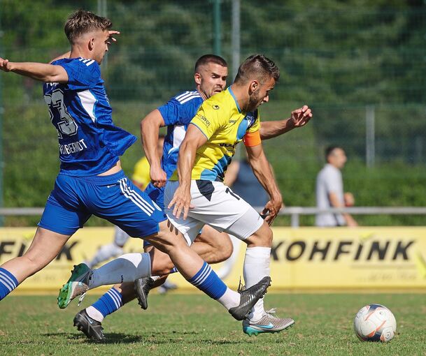 Nicht zu stoppen: Marius Kunde (gelb) setzt sich gegen zwei Gegenspieler durch.Foto: Baumann