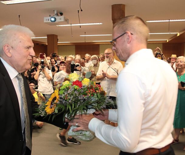 Vaihinges amtierender Oberbürgermeister Gerd Maisch (links) gratuliert seinem Nachfolger Uwe Skrzypek. Foto: Albert Arbing