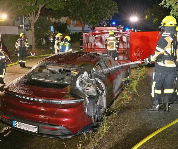 Der Brand war im hinteren Bereich des Fahrzeugs ausgebrochen. Fotos: Karsten Schmalz