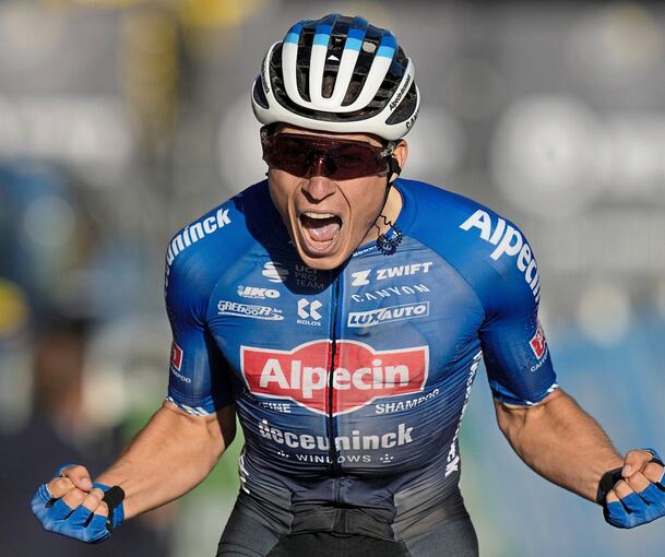 Prestigeträchtiger Erfolg am letzten Tour-Tag: Jasper Philipsen vom Team Alpecin-Deceuninck jubelt im Ziel von Paris. Foto: Daniel Cole/dpa