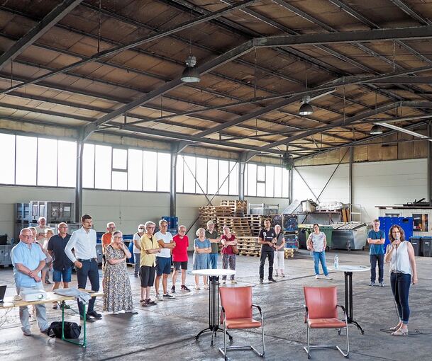 In der Halle, in der die Tanks aufgestellt werden sollen, fand die Informationsveranstaltung statt. Fotos: Holm Wolschendorf