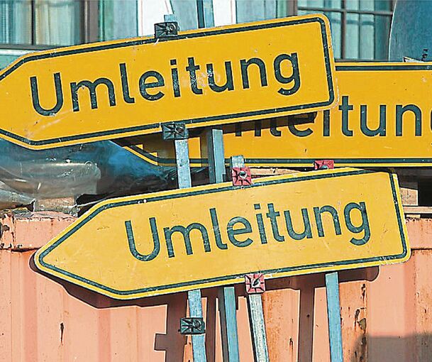 Sämtliche Umleitungsschilder führen in die Frankfurter und Ellwanger Straße. Symbolfoto: Alfred Drossel