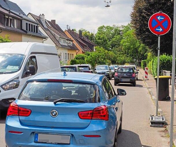 Dicht an dicht kurven die Autos durch den Schlösslesweg. Foto: Holm Wolschendorf