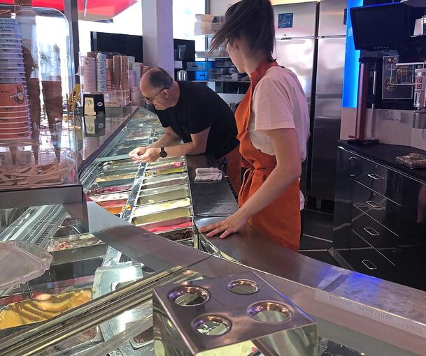 Bei Eis Olivier in der Myliusstraße gibt es die längste Eis-Theke der Stadt