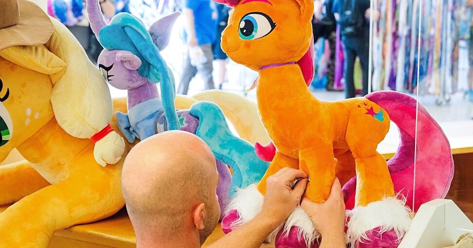 Bunt, friedlich, tolerant: Das ist die Welt der Zeichentrickserie „My little Pony“. Für ein Wochenende hat sich das Forum in genau diese Welt verwandelt. Ein Ganzkörperkostüm ist für viele Besucher ein Muss. Fotos: Holm Wolschendorf