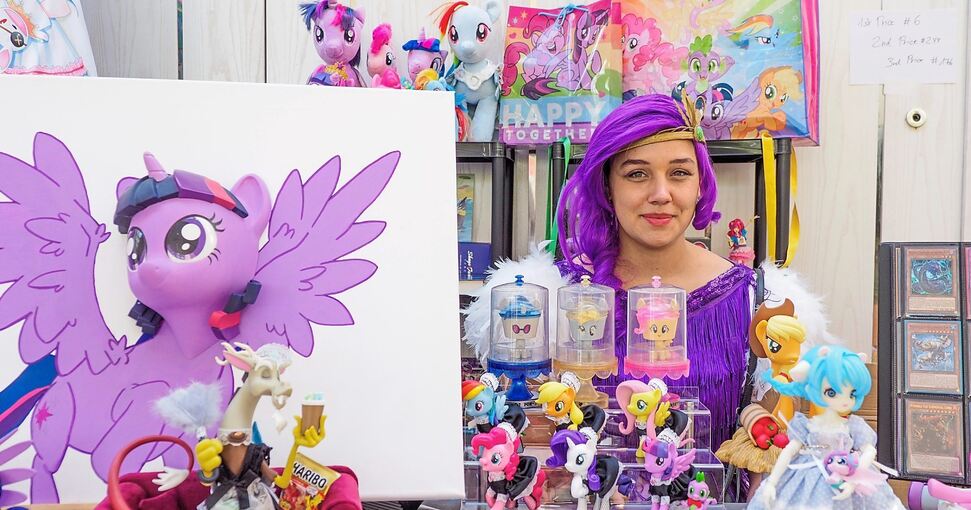 Bunt, friedlich, tolerant: Das ist die Welt der Zeichentrickserie „My little Pony“. Für ein Wochenende hat sich das Forum in genau diese Welt verwandelt. Ein Ganzkörperkostüm ist für viele Besucher ein Muss. Fotos: Holm Wolschendorf