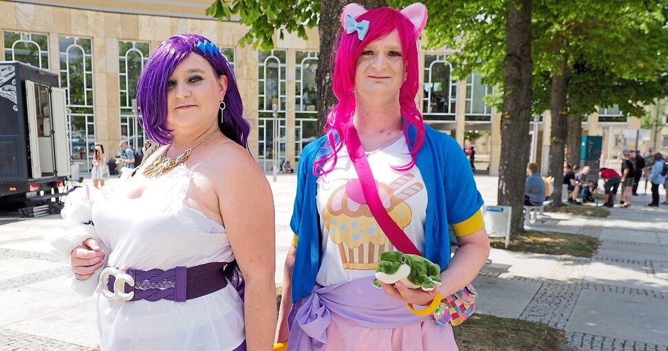 Bunt, friedlich, tolerant: Das ist die Welt der Zeichentrickserie „My little Pony“. Für ein Wochenende hat sich das Forum in genau diese Welt verwandelt. Ein Ganzkörperkostüm ist für viele Besucher ein Muss. Fotos: Holm Wolschendorf