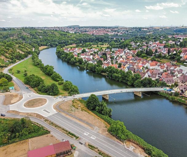 In Benningen bricht bald eine neue Zeitrechnung an – mit der Umfahrung und der neuen Brücke über den Neckar. Derzeit wird auch die alte Neckarbrücke saniert. Die Arbeiten an dem alten Bauwerk sollen Ende September abgeschlossen sein. Deutlich länger