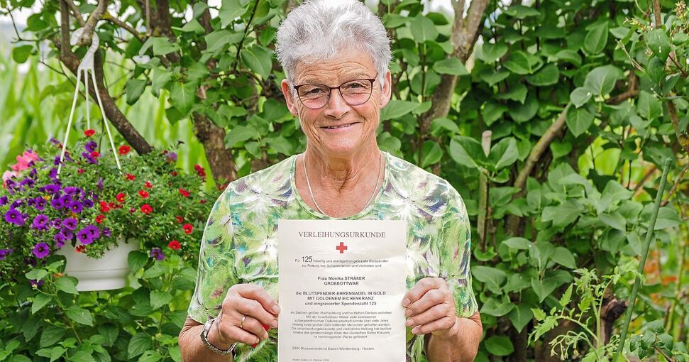 Monika Sträßer aus Hof und Lembach engagiert sich in vielen Bereichen ehrenamtlich. Ausgezeichnet wurde sie jetzt aber für 125 Blutspenden. Foto: Holm Wolschendorf