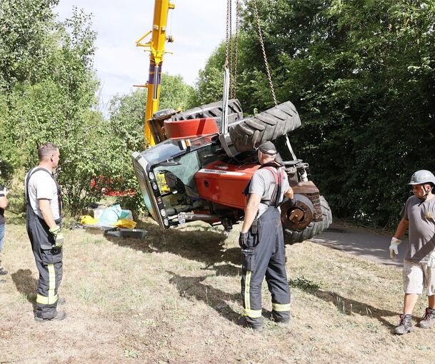 Ein Kranwagen hievt den Traktor aus dem Neckar.