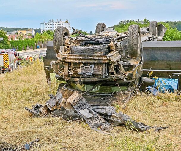 Völlig zerstört wurde der Mercedes-Vito-Van beim Unfall auf der B 10. Dabei kam ein Mensch ums Leben. Foto: KS-Images/Andreas Rometsch
