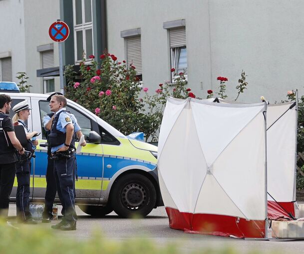 Der Tatort in der Danziger Straße am Dienstag. Foto: dpa/Karsten Schmalz