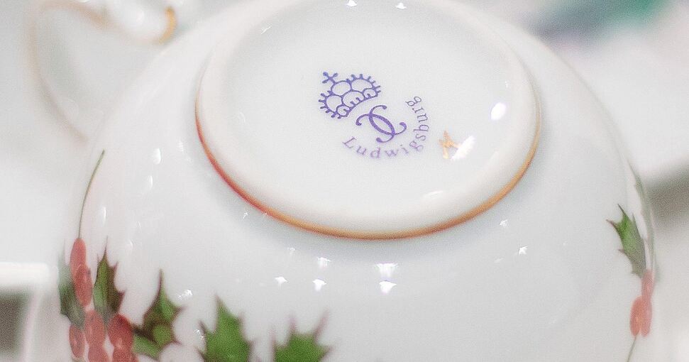 Das frühere Zeichen für Qualität auf der Tassenunterseite: Ums Ludwigsburger Porzellan wird immer noch gestritten. Archivfoto: Ramona Theiss