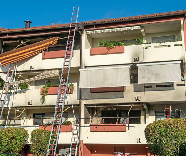 Feuer auf den Balkonen in diesem Mehrfamilienhaus. Foto: 7aktuell.de