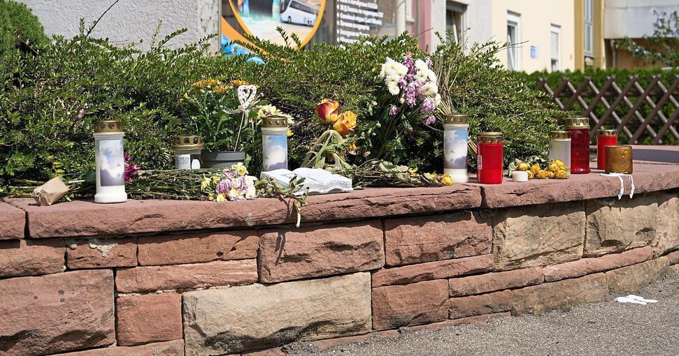 Kurz nach der Bluttat haben Blumen und Kerzen an Peter M. erinnert. Ein Kranz, den die Nichte am Jahrestag der Ermordung dort abgelegt hatte, wurde entfernt. Archivfoto:Andreas Becker