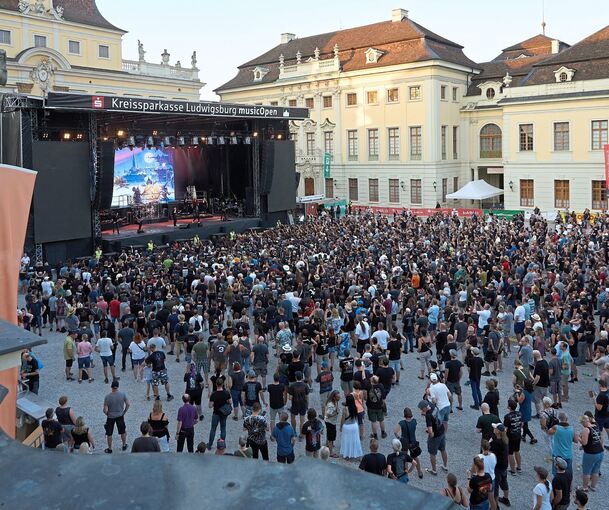 Gut gefüllt, aber mit 3500 Zuschauern bei weitem nicht ausverkauft zeigt sich der Schlosshof. Foto: Andreas Becker