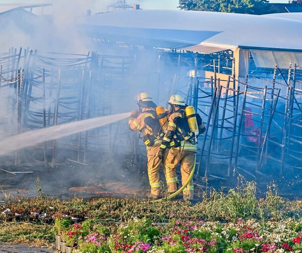 In einer Remsecker Gärtnerei ist am Samstagabend ein Brand ausgebrochen. Fotos: KS-Images.de/Karsten Schmalz