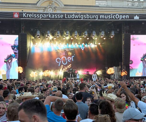 Große Bühne, buntes Publikum beim Ein-Tages-Festival „90er Live“. Foto: Andreas Becker