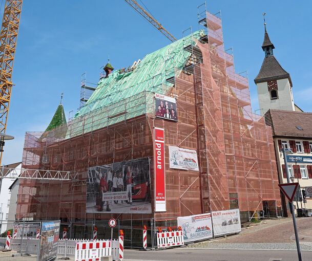 Auch wenn die Dachsanierung nun abgeschlossen sei: Das Münchinger Rathaus bleibt noch länger eingerüstet. Archivfoto: Andreas Becker