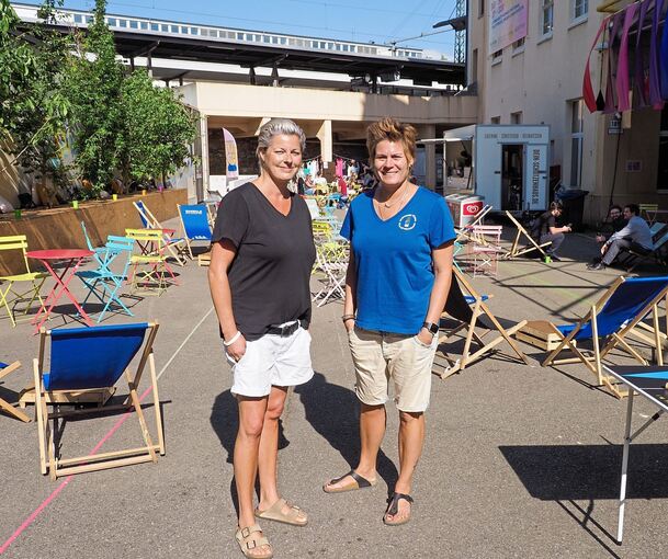 Claudia Hoppe (links) und Claudia Pelz auf dem Hi.Francky. Bis Ende August hat der Platz noch geöffnet. Foto: Holm Wolschendorf