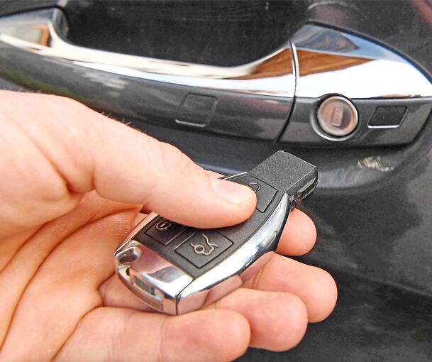 Die Diebe hatten dem Besitzer des BMW offenbar zuerst den Autoschlüssel gestohlen. Foto: Uli Deck/dpa