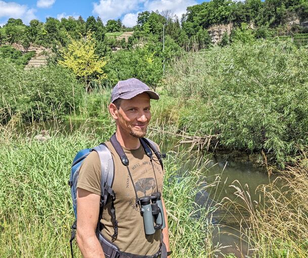 Konrad Gaus vor einer vom Biber gefällten Weide. Foto U. Ostarhild