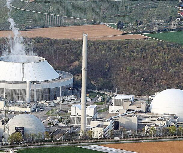 Das Kernkraftwerk von Neckarwestheim: Block II (rechts) soll bis April laufen. Das Wie ist noch nicht geklärt. Foto: Alfred Drossel
