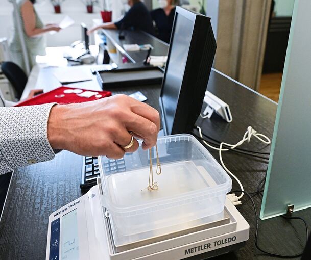 Eine Goldkette wird gewogen, um deren Wert zu ermitteln. Eine Goldkette wird gewogen, um deren Wert zu ermitteln.