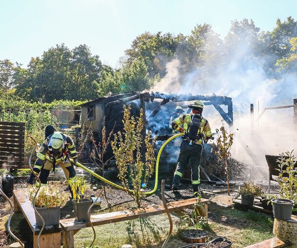 Die Feuerwehr konnte die brennende Hütte nicht mehr retten. Foto: KS-Images.de/Andreas Rometsch