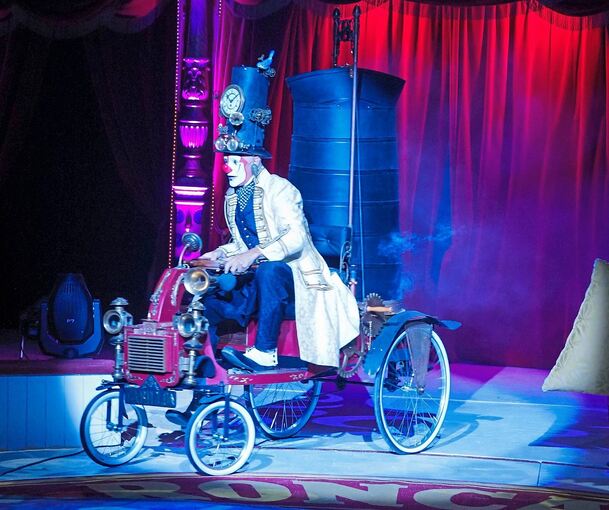 Und ein verrückter Clown darf beim Zirkus Roncalli natürlich auch nicht fehlen.