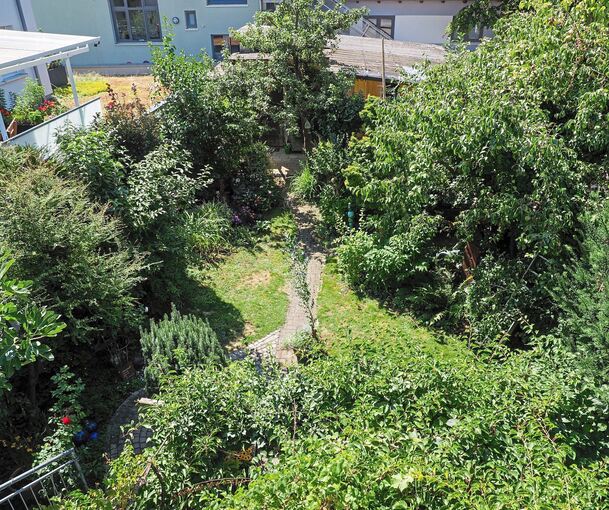 Vom Balkon aus hat die Familie Schmid einen wunderbaren Blick auf ihr kleines Idyll. Und auch die Nachbarn erfreuen sich daran.Fotos: Holm Wolschendorf