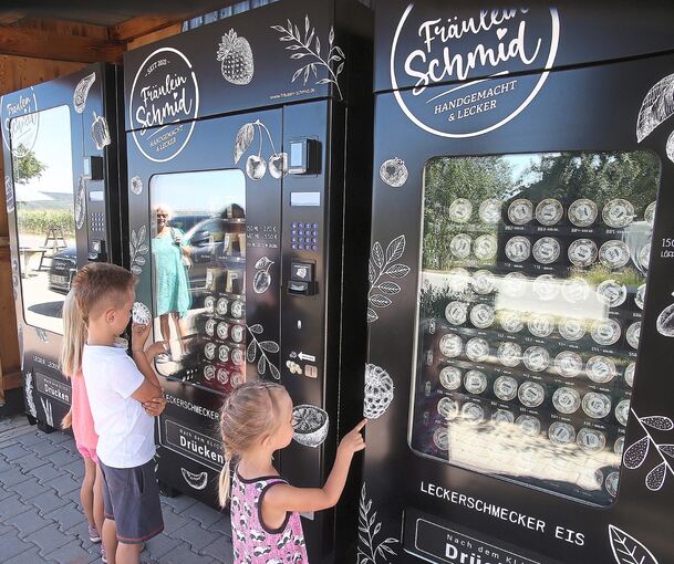 Das Eis gibt‘s hier im Hofladen und im Automaten, der rund um die Uhr in Betrieb ist.