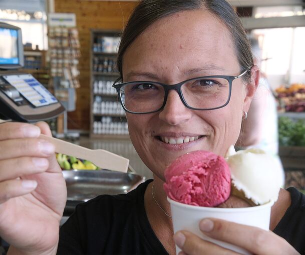Dominika Hönes ist die Eismacherin im Hofladen Hönes in Schwieberdingen. Fotos: Alfred Drossel