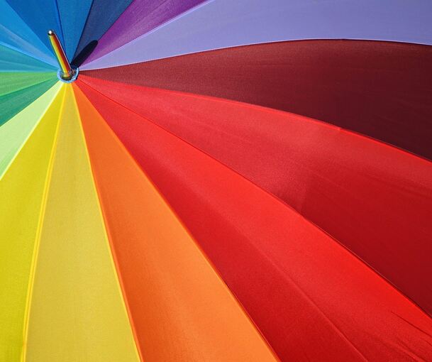 Mit Regenschirmen in verschiedenen Farben wirbt das Bündnis der Vielfalt auf seiner Internetseite. Symbolbild: cobia - stock.adobe.com