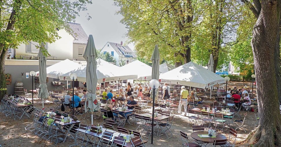 Wo die Bäume keinen Schatten spenden, sind große Sonnenschirme aufgespannt.