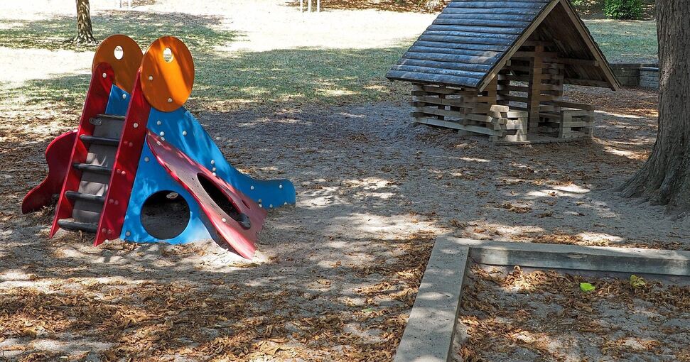Spielbereich für Kinder: Rutsche, Sandkasten, Spielhäusle - und im Herbst jede Menge Kastanien.