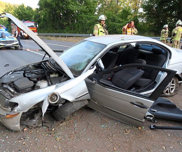 Die 20-jährige Fahrerin wurde bei dem Unfall schwer verletzt. Am BMW entstand Totalschaden. Foto: KS-Images.de/Karsten Schmalz
