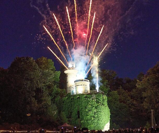Die Emichsburg brennt, heißt es traditionell beim großen Feuerwerk zum Abschluss des Lichterfestes. Foto. Andreas Becker