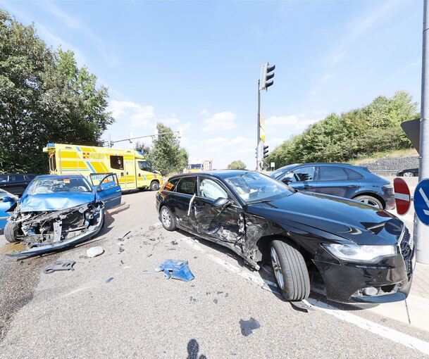 Der Unfall hat sich auf der Landesstraße 1115 im Bereich der Auffahrt zur Autobahn bei Mundelsheim ereignet. Foto: KS-Images.de/Karsten Schmalz