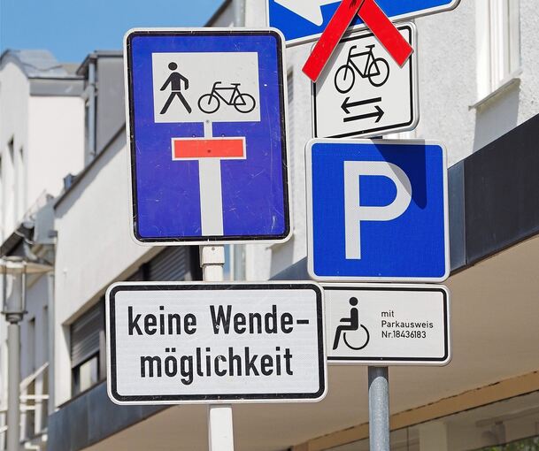 Dieser Hinweis an der Kreuzung Körner-/Asperger Straße wird von vielen Autofahrern übersehen oder er schreckt sie nicht ab. Foto: Holm Wolschendorf