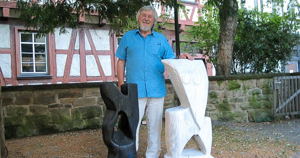 Kunst im Kirchgarten: Kurt John, Bildhauer und Vorsitzender des Markgröninger Kunstvereins, präsentiert seine Schwarz-Weiß-Skulpturen. Fotos: Susanne Müller-Baji