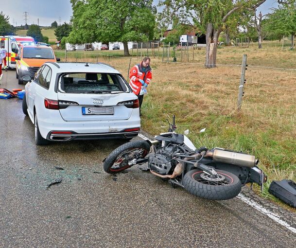 Schwer verletzt musste der Fahrer des Motorrads ins Krankenhaus gebracht werden. Foto: KS-Images.de/Andreas Rometsch