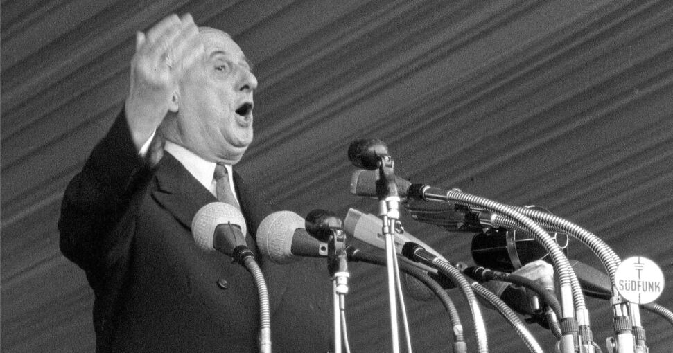 Der französische Staatspräsident Charles de Gaulle 1962 bei seiner Rede im Schlosshof. Foto: Baumann/LKZ