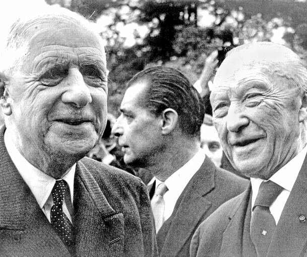 Charles de Gaulle (links) im Bild mit dem deutschen Bundeskanzler Konrad Adenauer. .Foto: Rohwedder/dpa