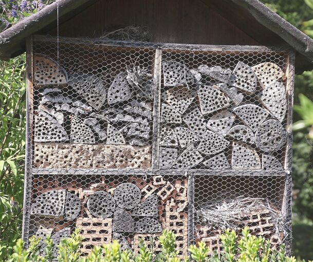 Auch ein Wildbienenhotel steht im Kräutergarten.