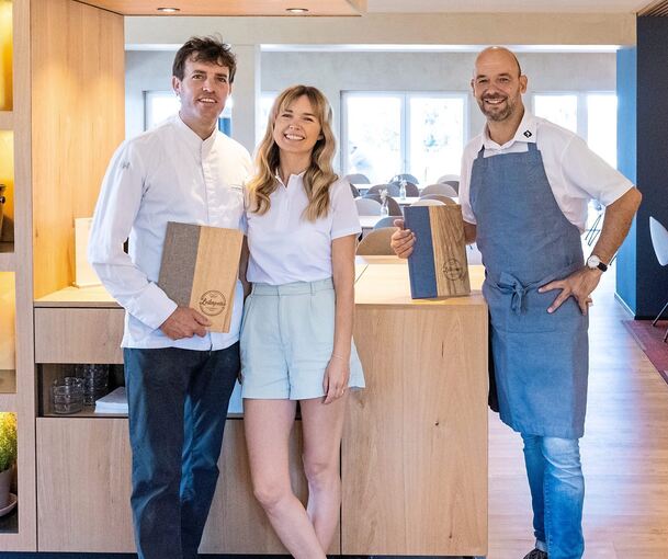 Begrüßen im Restaurant Leibspeise im Golfclub Monrepos die Gäste: Manuel Meschenmoser (links) mit Ehefrau Erika und Restaurantleiter Robert Vidackovic. Fotos: Andreas Essig